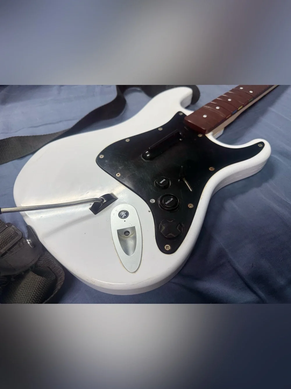 RARE RockBand Wireless White Fender Stratocaster Guitar PS4 / 91261 / Tested